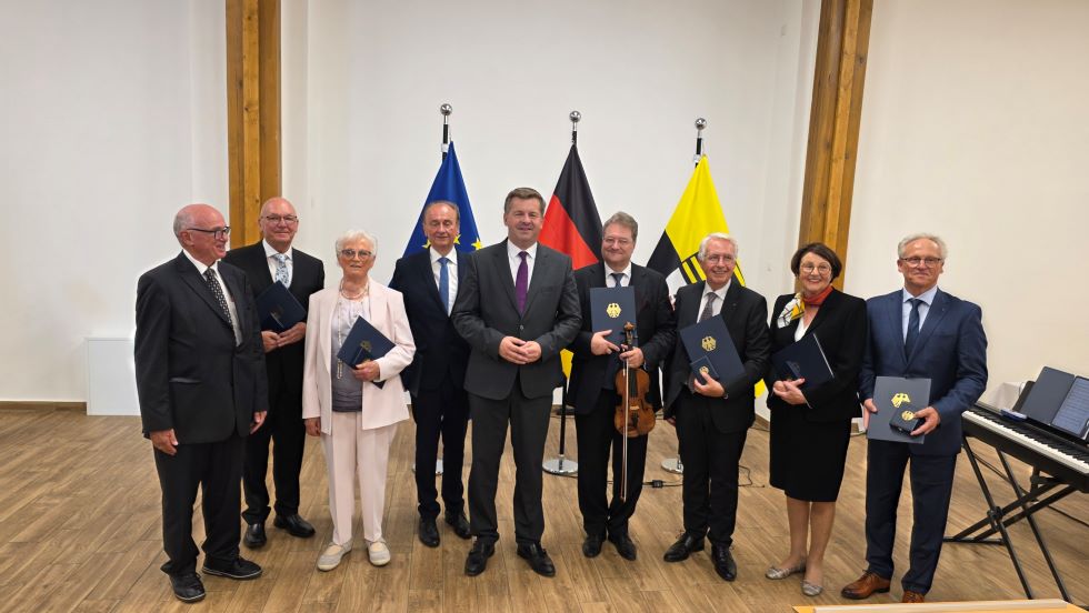 v.l. J�rgen Leindecker, Prof. Dr. Klaus Begall, Ingeborg Linde, Arndt Kemesies, Ministerpr�sident Sven Schulze, Marco Rei�, Dr. Nikolaus S�rchen, Eva-Maria Wybrands, Jens-Uwe B�hme