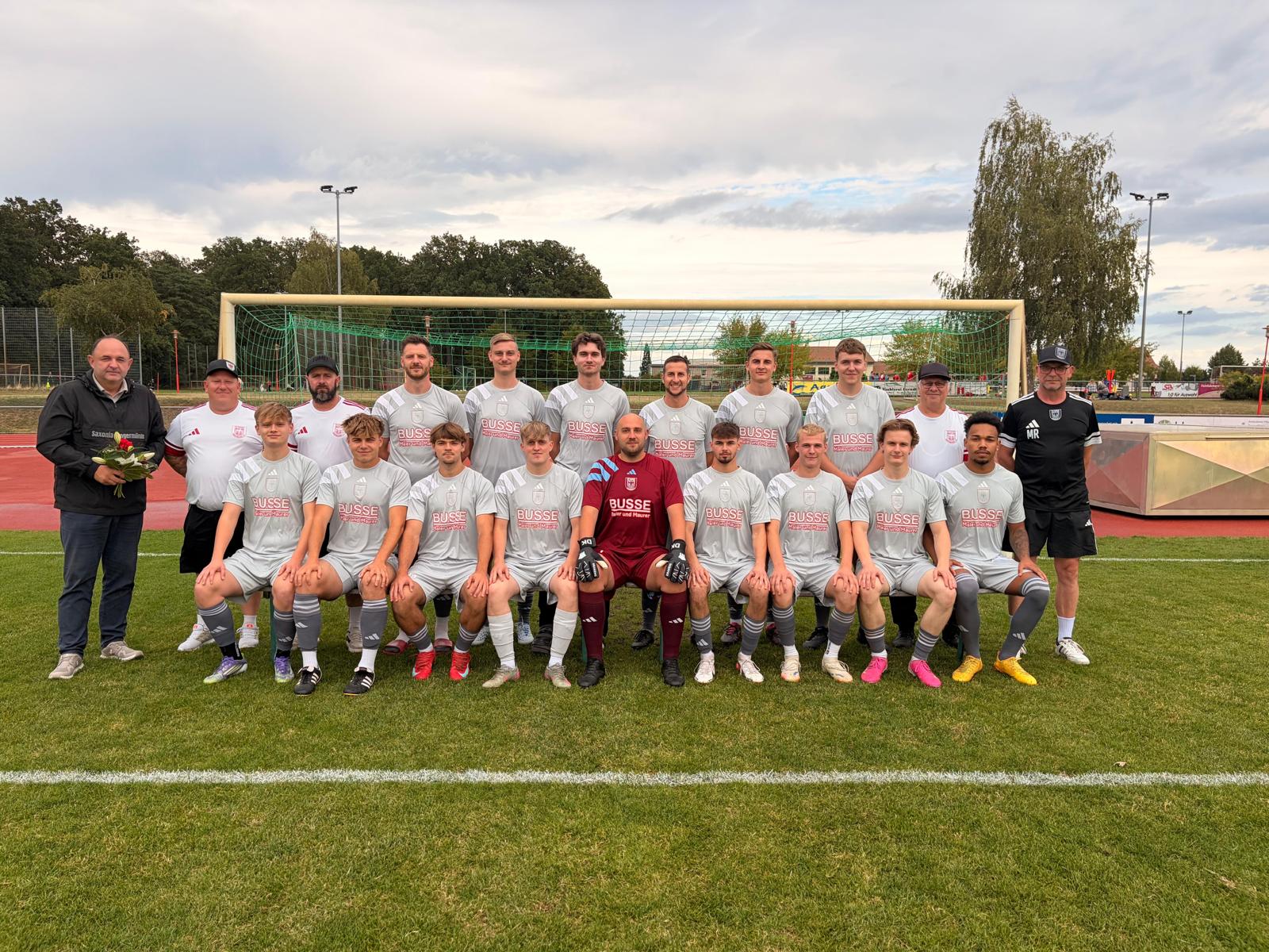 Sponsoring der zweiten M�nnermannschaft des FSV Saxonia Tangerm�nde e.V.
Thomas Staudt (Gesch�ftsf�hrer der Firma Busse - Maler und Maurer)